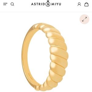 NWOT Astrid Miyu Size 8 18K Gold Ring